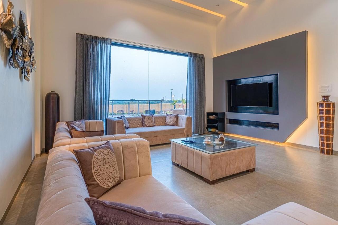 Stayvista'S Le Bon Horizon - Hillside Elegance With Chic Interiors, Poolside Serenity & Picturesque Gazebo - Proximity To Sula Насик Экстерьер фото